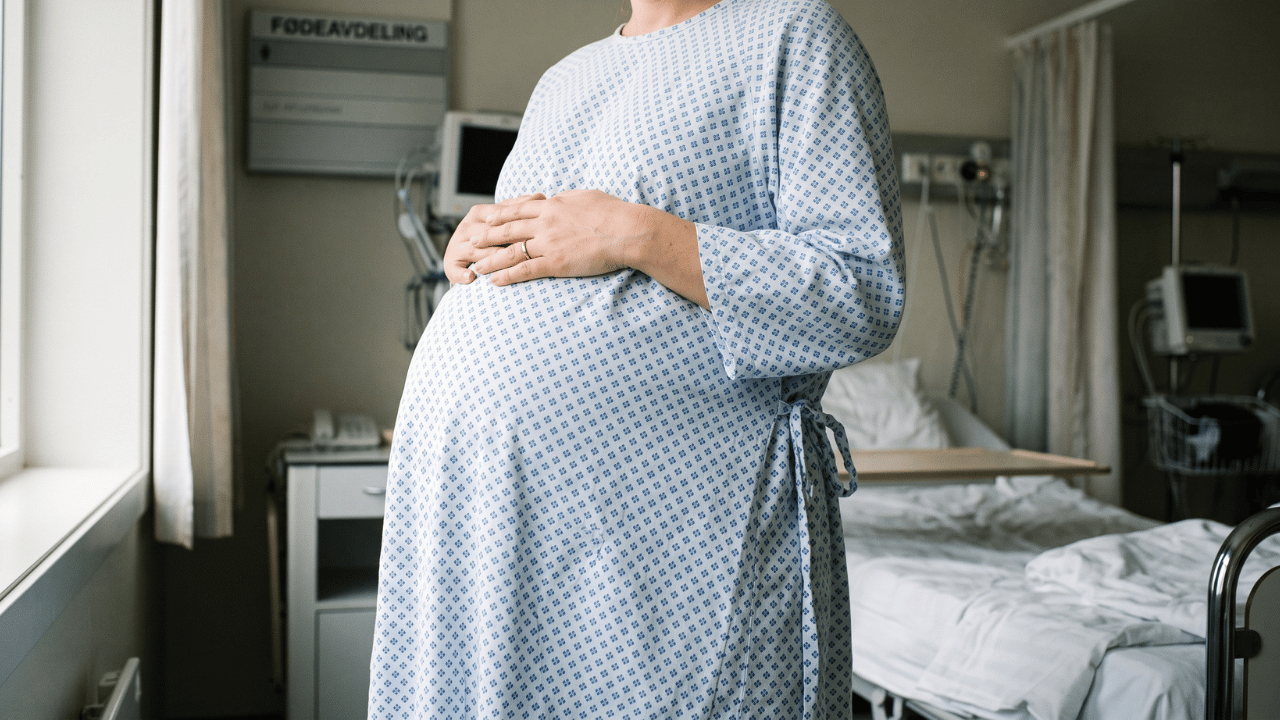 Gravid dame i sykehuskjortel på sykehuset