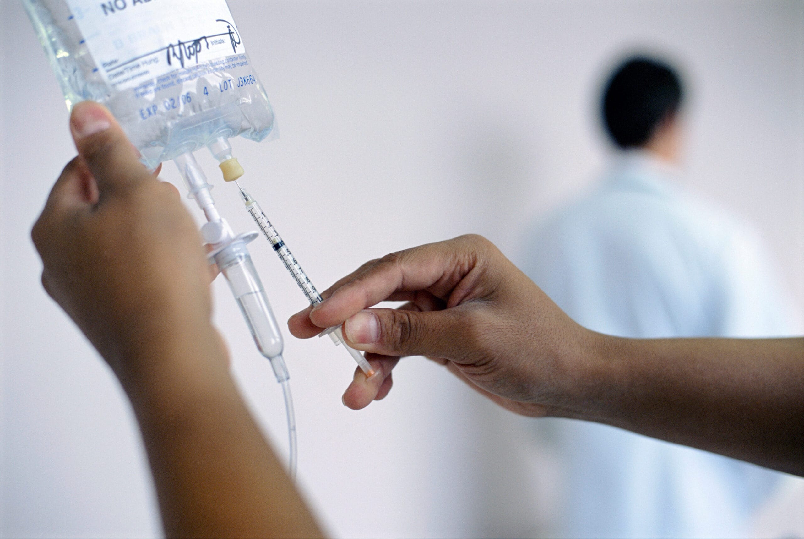 Sprøyte med legemiddel som administreres via intravenøs væske